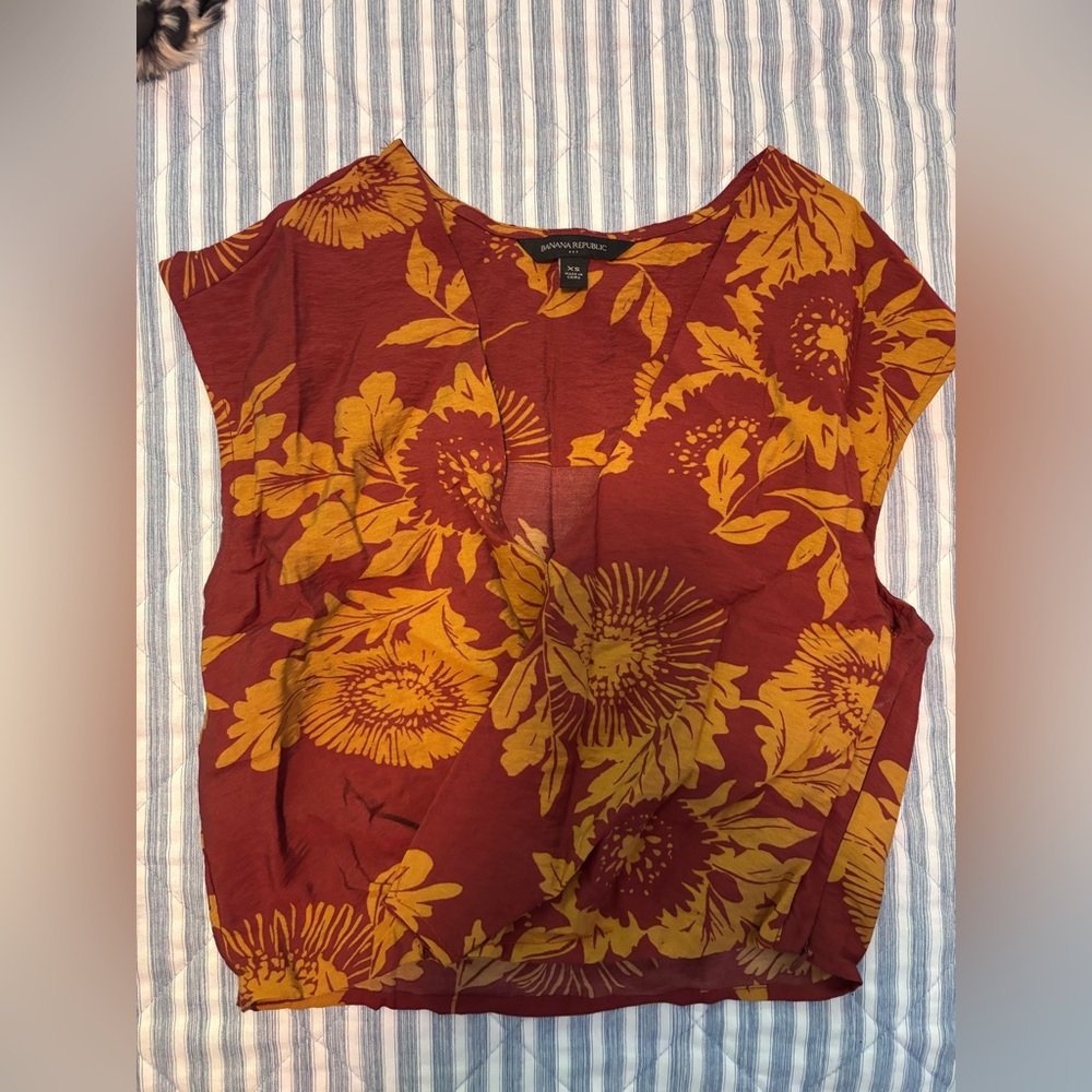 Banana Republic Women's Top - Red and Gold Floral
